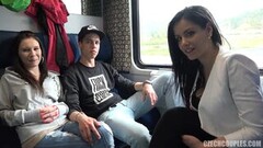 Négy fiatal nagyszerűen fűrészel a vasúti kocsiban Thumb