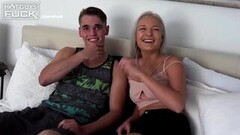 Fiatal amatőr pár óriásit szexel a kanapén Thumb